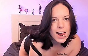 Vends-ta-culotte - Brune sexy franÇaise montre ses nouveaux piercings intimes et se masturbe - Depraved Sexy Girl