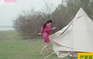 性感温柔御姐，野外露出，露营被男人勾引，帐篷内射。芒果哥 porn