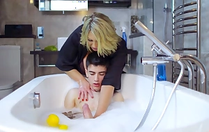 Leigh Darby & Jordi El NiГ±o Polla in Bathing Your Friends Derisive Mama - Brazzers