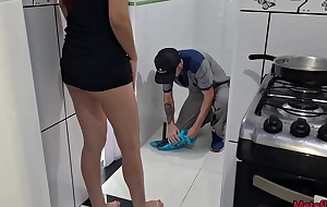 Garota jovem recebe encanador safado