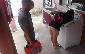 Dona de casa casada paga técnico de máquina de lavar com a bunda enquanto marido esta fora